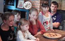 Фото 10: В рамках благодійної акції діти батьків учасників АТО вчились власноруч готувати піцу
