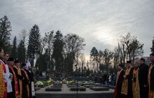 Фото 12: На Личаківському кладовищі біля могил Героїв Небесної Сотні замайорів синьо-жовтий прапор