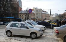 Фото 2: Водії приватних автомобілів продовжують паркуватись у недозволених місцях