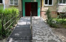 Фото 1: У будинку на вул. Науковій, 26 облаштують три металеві пандуси для людей на кріслах колісних: два уже встановили