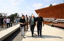 Фото 12: Борис Джонсон приїхав до Львова: найперше вшанував пам’ять захисників на Личаківському цвинтарі (відео)