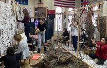 Фото 1: Вплети ювілейну стрічку: волонтери кличуть львів’ян плести маскувальні сітки