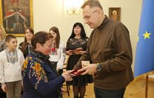 Фото 4: Дев’ятьом родинам полеглих захисників у мерії Львова вручили державні нагороди