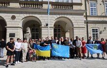 Фото 5: Біля Львівської мерії підняли кримськотатарський прапор (відео)