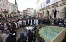 Фото 2: У Львові військові капелани освятили воду: її впродовж дня можуть набрати усі охочі (фото/відео)
