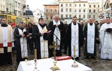 Фото 3: У Львові військові капелани освятили воду: її впродовж дня можуть набрати усі охочі (фото/відео)