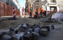 Фото 1: Для людей на кріслах колісних, для батьків із візочками та для туристів з валізами: на площі Ринок почали облаштовувати доріжки доступності (відео)