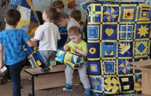 Фото 12: Всесвітньовідома німецька мисткиня передала вихованцям Львівського Центру підтримки дітей авторські патріотичні ковдри