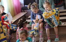Фото 14: Всесвітньовідома німецька мисткиня передала вихованцям Львівського Центру підтримки дітей авторські патріотичні ковдри