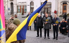 Фото 1: Архієпископ Латвійської євангельсько-лютеранської церкви зіграв мелодію на церемонії прощання з полеглими захисниками у Львові