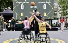 Фото 1: У центрі Львова ветерани змагалися у баскетболі на кріслах колісних в межах UNBROKEN GAMES