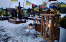 Фото 19: Вифлеємський вогонь миру першими отримали рідні полеглих захисників України на Личаківському цвинтарі