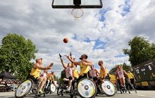 Фото 8: У центрі Львова ветерани змагалися у баскетболі на кріслах колісних в межах UNBROKEN GAMES