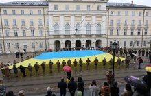 Фото 1: Сотні львів’ян у центрі міста урочисто заспівали Гімн України (відео)