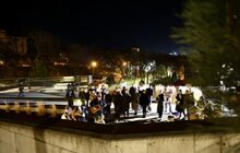 Фото 13: У Львові вшанували Героїв Небесної Сотні: на меморіалі палили ватру та співали українські пісні разом із пластунами (фото/відео)