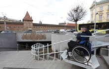 Фото 1: У центрі Львова, у підземному переході, встановили два електричні підйомники