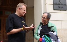Фото 3: Мер Львова зустрівся з 70-річним лікарем, який приїхав на велосипеді із Франції до Львова (відео)