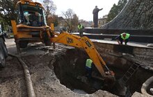 Фото 16: Ліквідація пориву на магістральному водопроводі на пр. Свободи триватиме до кінця дня: працюють водовозки