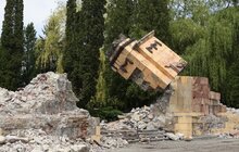 Фото 3: З Пагорба Слави демонтували другу вхідну колону: на якому етапі ексгумація радянських поховань (відео)
