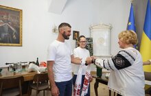 Фото 6: Переживши обстріл, пара вирішила заручитись у Ратуші