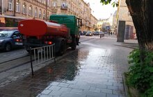 Фото 20: Комунальні служби продовжують миття міста
