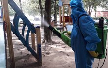 Фото 13: Комунальні служби щоденно проводять дезінфекцію у житлових будинках