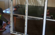 Фото 1: На вул. Науковій замінюють вікна на сходових клітках у житлових будинках, які були пошкоджені внаслідок обстрілу 15 лютого