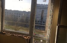 Фото 2: На вул. Науковій замінюють вікна на сходових клітках у житлових будинках, які були пошкоджені внаслідок обстрілу 15 лютого