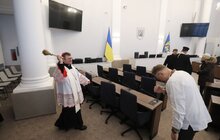 Фото 9: Впродовж дня охочі можуть набрати свяченої води з резервуару на площі Ринок