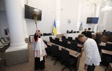 Фото 11: Впродовж дня охочі можуть набрати свяченої води з резервуару на площі Ринок