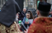 Фото 26: Впродовж дня охочі можуть набрати свяченої води з резервуару на площі Ринок