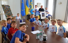 Фото 5: Вихованці «ФК Львів» разом із володарем Кубка України Тарасом Михавком завітали до мерії