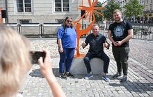 Фото 3: У центрі Львові встановили скульптуру відомого українського митця, присвячену молоді