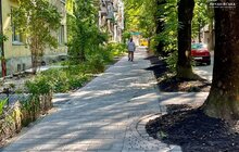 Фото 1: Більше комфорту, доступності та зелені, без сходинок і калюж: у Львові оновили тротуар на вул. Івасюка