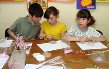 Фото 1: Діти з багатодітних родин власноруч виготовляли подарунки своїм матерям