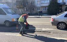 Фото 1: На вихідних для ліквідації ям на дорогах Львова використали 114 тонн гарячого асфальту