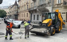 Фото 1: Перед відкриттям прибрали весь пісок і помили дорогу: на вул. Ференца Ліста завершили ремонт (відео)