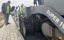 Фото 1: На вул. Пластовій, де була ґрунтова дорога, постелили асфальт