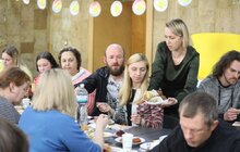Фото 1: У Львові у прихистках для переселенців провели спільні великодні сніданки
