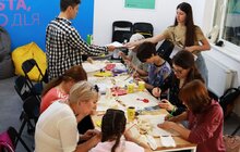 Фото 1: Екосумки, ляльки-мотанки, декоративні свічки: у центрі соціальних служб готуються до Крафтового ярмарку