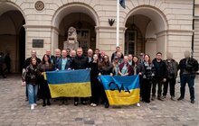 Фото 1: У Львові британські волонтери передали чергову партію автомобілів для Сил оборони та гуманітарних потреб