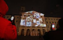 Фото 1: На фасаді Ратуші з нагоди 100-ліття Михайла Дзиндри показали 3D-мапінг