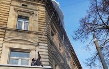 Фото 1: Комунальники у Львові очистили від буруль дахи понад 150 будинків: пішоходів закликають бути обережними