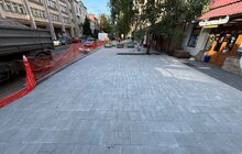 Фото 1: На вул. Генерала Чупринки облаштовують доступний тротуар і безбар’єрні входи до закладів