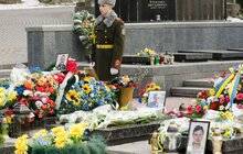Фото 1: На Личаківському кладовищі біля могил Героїв Небесної Сотні замайорів синьо-жовтий прапор