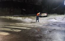 Фото 1: Сьогодні вночі для посипання доріг і тротуарів від ожеледиці використали 277 м³ піскосуміші і солі