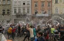 Фото 1: У Львові на пл Ринок триває «Поливаний понеділок»