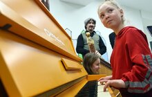 Фото 1: Для маленьких пацієнтів львівської лікарні зіграли концерт на легендарному піаніно «Україна» з Бахмута