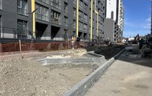 Фото 1: На вул. Залізничній розпочали замощувати паркомісця бруківкою та встановлювати бордюри