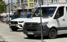 Фото 3: На нещодавно відкритій ділянці вул. Залізничної водії приватних автомобілів паркуються з порушеннями — заїжджають на велодоріжки та пошкоджують газони
